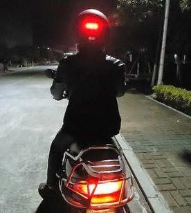 Circuito de luz de freio montado em capacete sem fio