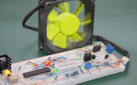 Ventilator za enosmerni tok s krmiljenjem temperature 8051 z mikrokrmilnikom